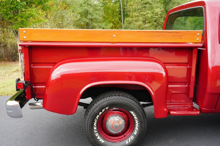 Детали экстерьера Dodge D100 Custom Pickup 1979 года  (фото 20 из 92)